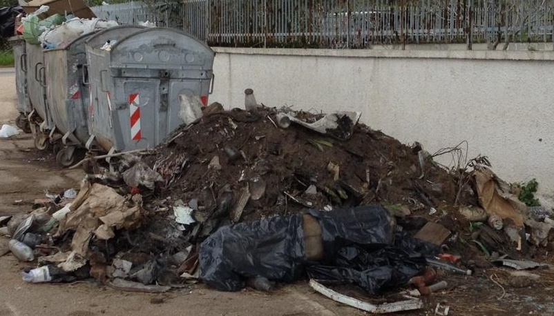 RIFIUTI SULLA STRADA DI TORRE MILETO, CHI PROVVEDERA’ ALLA RIMOZIONE?