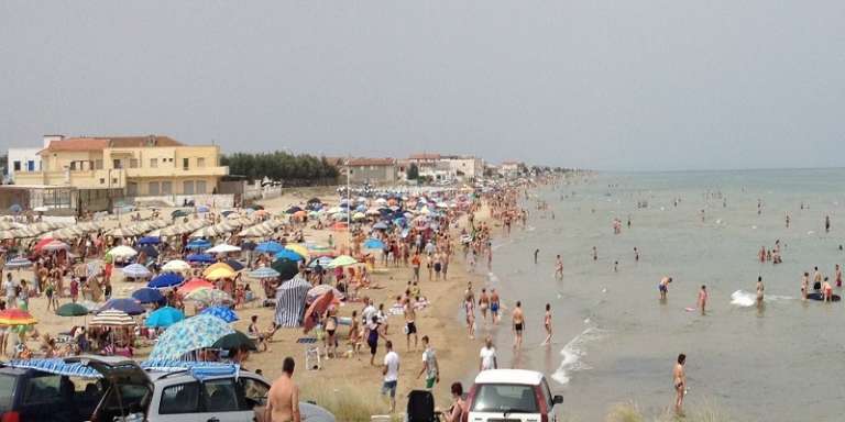 ANCORA SULLA SPIAGGIA LIBERA DI TORRE MILETO