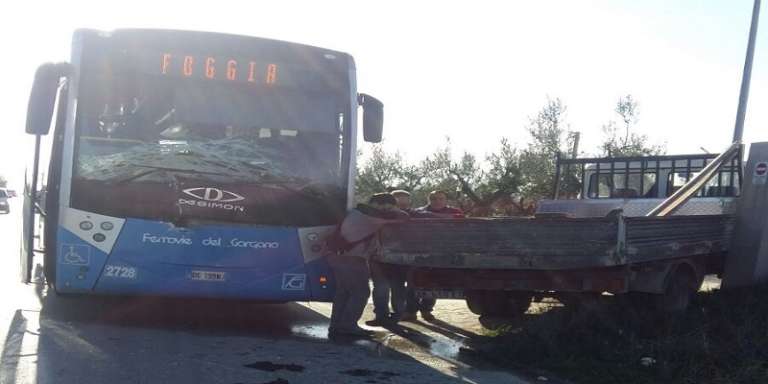 BUS DELLE FERROVIE DEL GARGANO CONTRO UN CAMIONCINO SULLA FOGGIA-TROIA