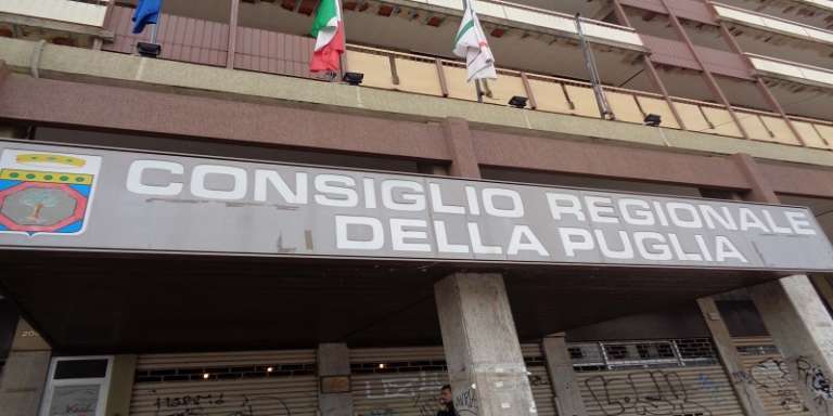 M5S, RESI NOTI I VITALIZI DEI CONSIGLIERI REGIONALI PUGLIESI