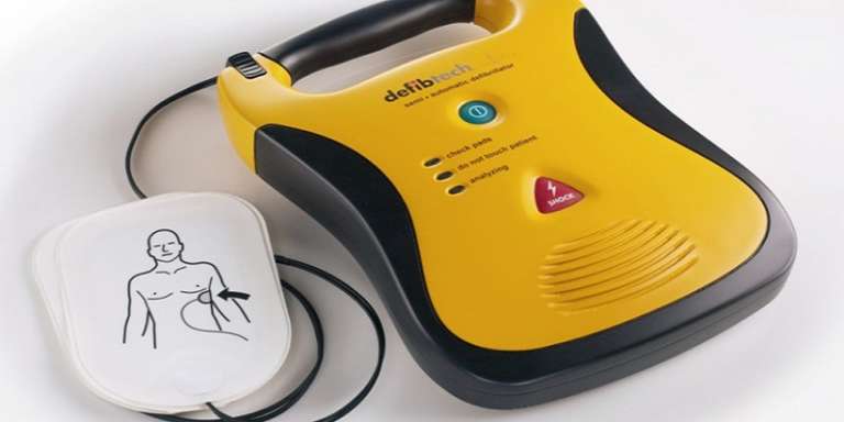 IL CAD DI SAN NICANDRO DONA DEFIBRILLATORE AL “CIRCOLO DIDATTICO PIAZZA 4 NOVEMBRE”
