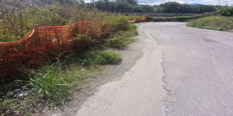 INTERVENTI DI SFALCIO DI ERBA INFESTANTE IL CIGLIO DI ALCUNE STRADE COMUNALI EXTRAURBANE