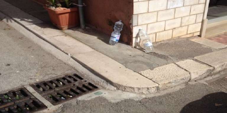 IN CAMPAGNA ELETTORALE SI CHIEDE LA RIMOZIONE DELLE BOTTIGLIE AGLI ANGOLI DELLE STRADE