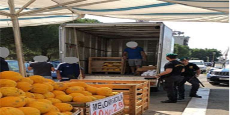 POLIZIA DI STATO SGOMBRA BANCARELLE DI RIVENDITA FRUTTA ABUSIVE