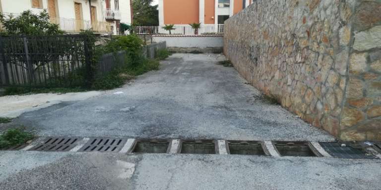 RUBATE NEL CORTILE DEL COMUNE DI SAN NICANDRO LE GRATE DEI TOMBINI RACCOLTA ACQUA
