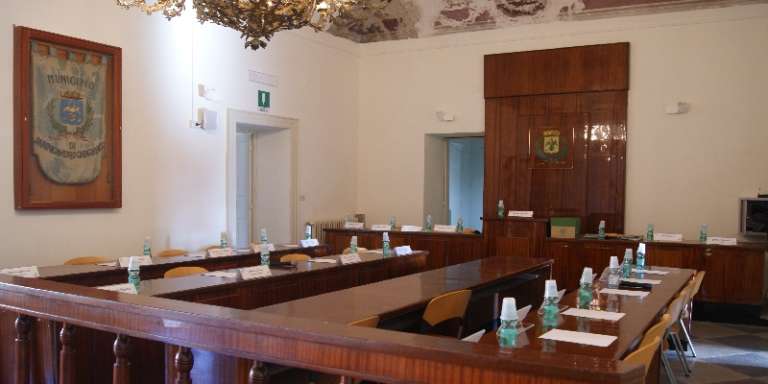 SAN NICANDRO, COME MAI I CONSIGLI COMUNALI NON RISPETTANO MAI L’ORARIO D’INIZIO?