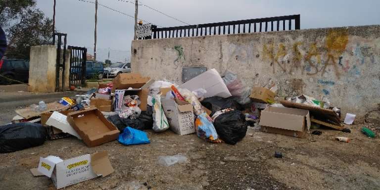 ANCORA RIFIUTI DEPOSITATI FUORI DAL CENTRO RACCOLTA