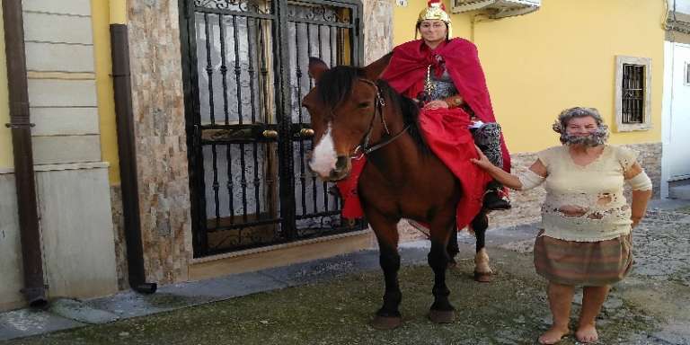 FESTA DI SAN MARTINO A SAN NICANDRO, RAPPRESENTAZIONE DEL TAGLIO DEL MANTELLO