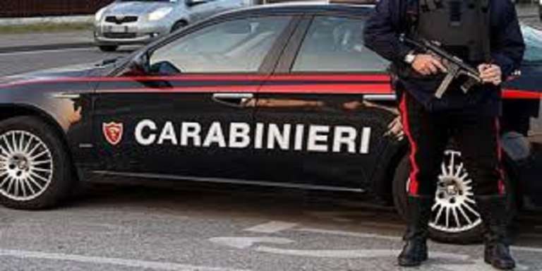 PRETENDE I SOLDI DALLA MADRE PER LA DROGA E LA MINACCIA DI MORTE, ARRESTATO