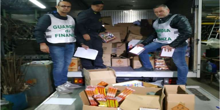GUARDIA DI FINANZA: SEQUESTRATA OLTRE UNA TONNELLATA DI “BOTTI” PERICOLOSI