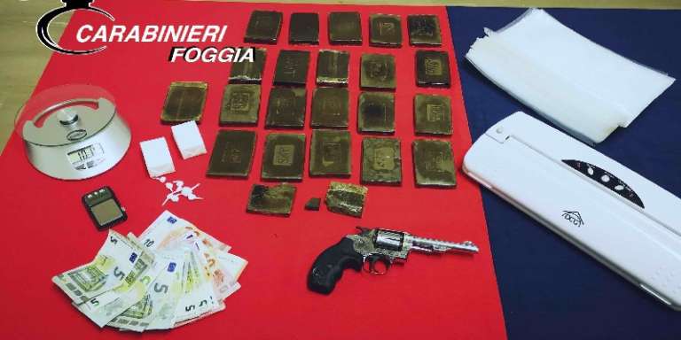 PISTOLA, COCAINA E HASHISH IN CASA, ARRESTATO DAI CARABINIERI