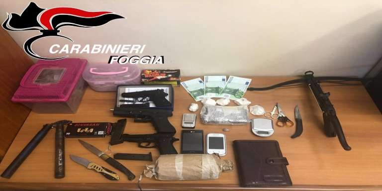 GIOVANE INCENSURATO DETENEVA IN CASA DROGA, ARMI E ESPLOSIVI