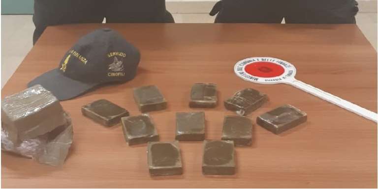 FINANZA: ARRESTATI DUE SPACCIATORI TROVATI IN POSSESSO DI 1 KG DI HASHISH E 10 GR DI EROINA