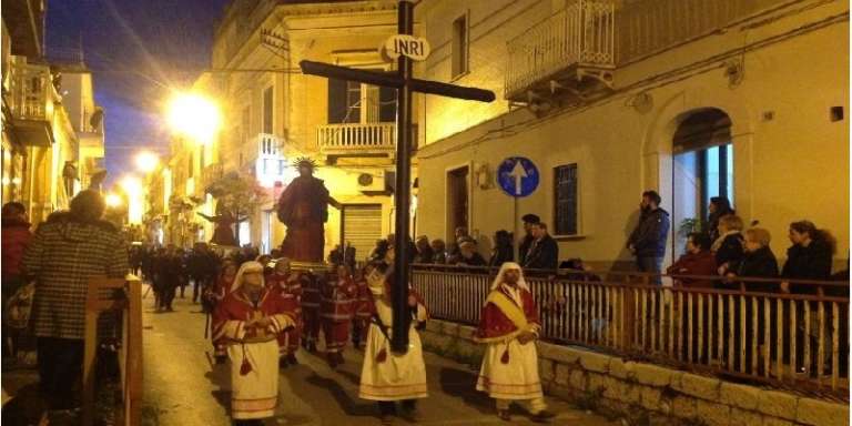 VENERDI’ SANTO, IL SILENZIO DI UNA PROCESSIONE SENZA TEMPO…QUANDO NON C’ERA IL COVID-19