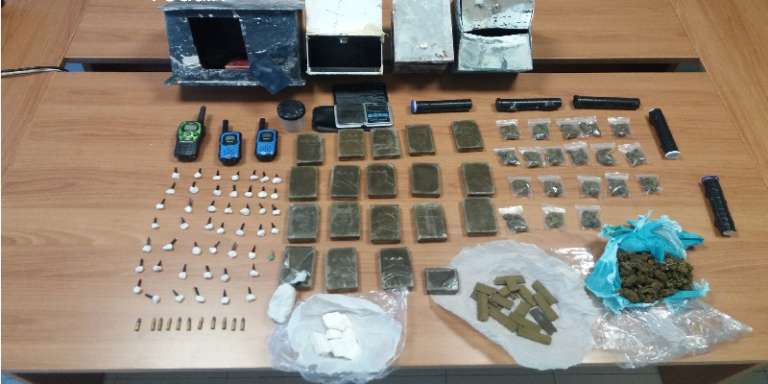 SEQUESTRATE MUNIZIONI ED OLTRE 2 CHILI DI STUPEFACENTI VARI