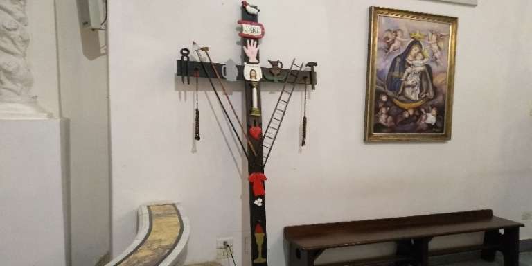 ECCO I SIMBOLI DELLA “CROCE DELLA PASSIONE” ESPOSTA NELLE CHIESE DI SAN NICANDRO