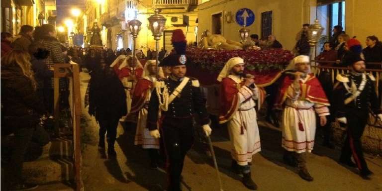 VENERDI’ SANTO, IL SILENZIO DI UNA PROCESSIONE SENZA TEMPO