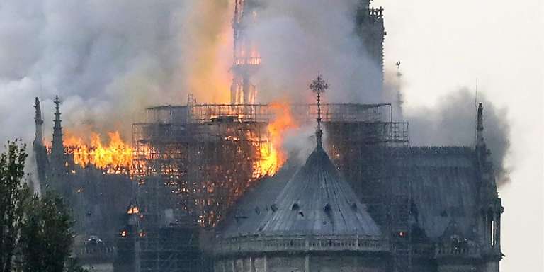 “NOTRE DAME” BRUCIA, LA PROCURA DI PARIGI APRE INDAGINE CONTRO IGNOTI