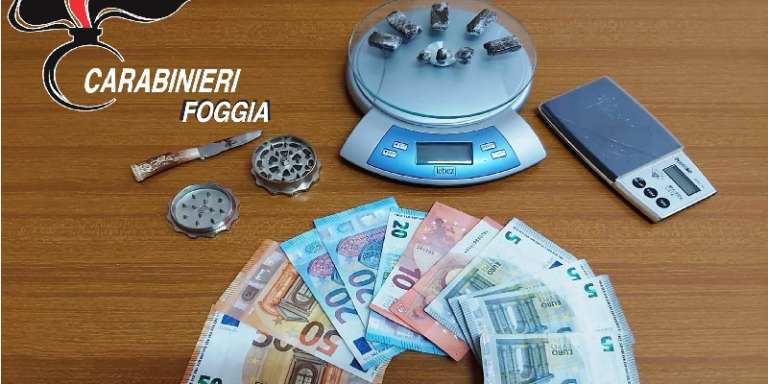 TENEVA L’HASHISH NASCOSTO IN CUCINA, DENUNCIATA 57ENNE