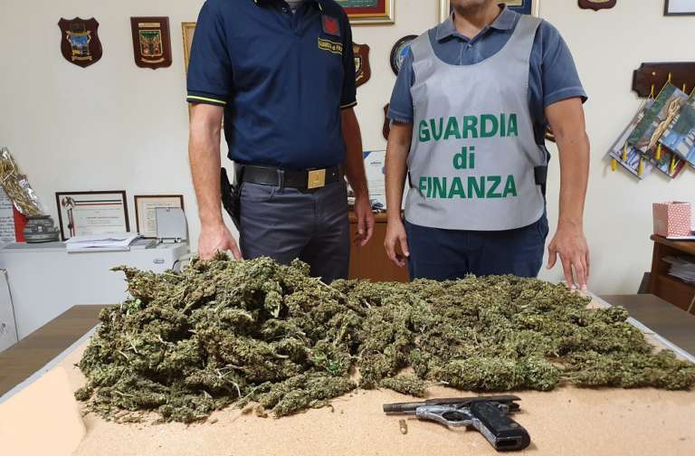 GUARDIA DI FINANZA: 	RINVENUTI MARIJUANA ED UNA PISTOLA CON MATRICOLA ABRASA