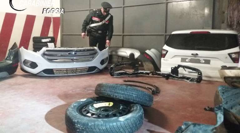 TRASPORTAVA NEL FURGONE PEZZI DI AUTO RUBATE, FERMATO