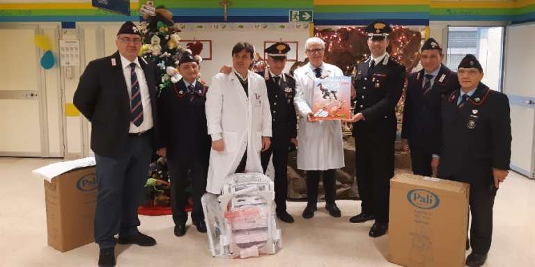 CARABINIERI IN PEDIATRIA, DONI E SORRISI PER I PICCOLI PAZIENTI