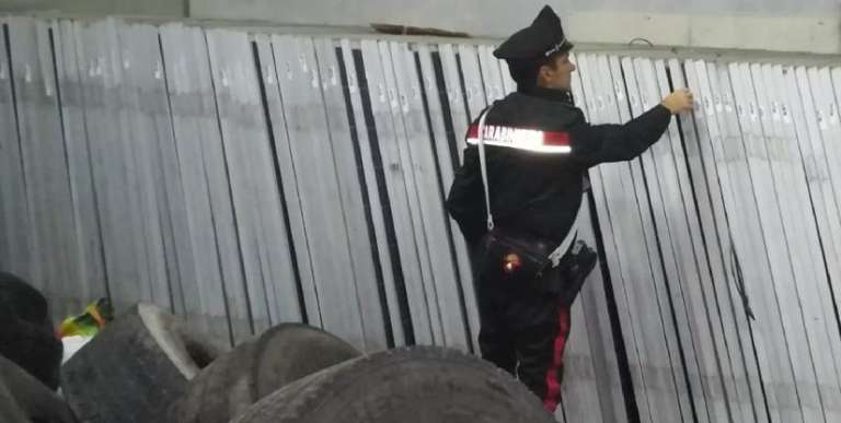 EXTRACOMUNITARIO ARRESTATO MENTRE SCARICA REFURTIVA DAL SUO FURGONE