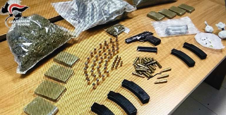 IN UNO STABILE DISMESSO SEQUESTRATE ARMI, MUNIZIONI E STUPEFACENTI