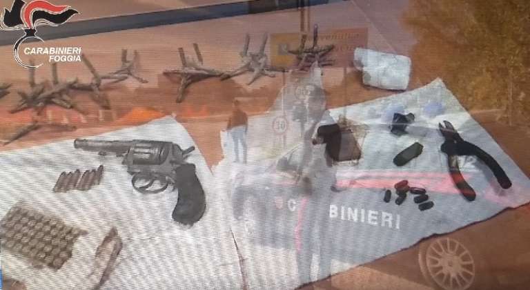 SEQUESTRATI IN CAMPAGNA ARMI, MUNIZIONI, STUPEFACENTI E “KIT DEL RAPINATORE”