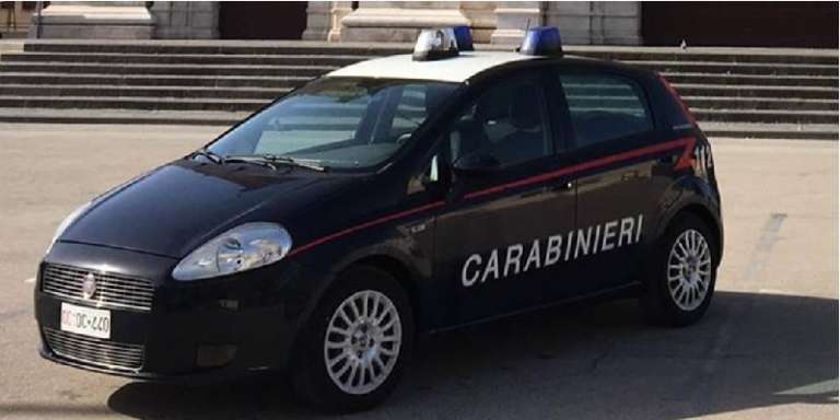 SORPRESO A SPACCIARE HASHISH IN PUBBLICO, ARRESTATO