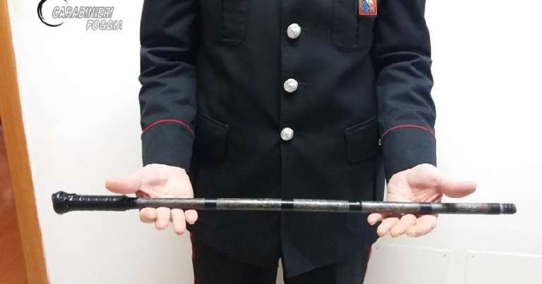 MINACCIA I CARABINIERI CON UNA MAZZA DI FERRO, ARRESTATO