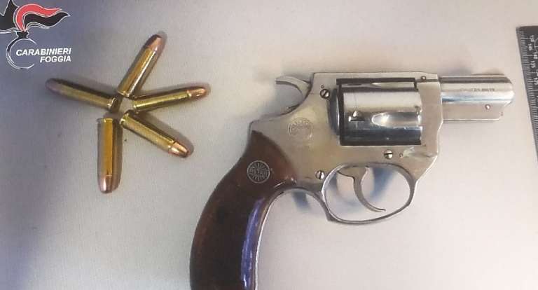 CARABINIERI RINVENGONO UN’ARMA CLANDESTINA E ARTIFICI PIROTECNICI VIETATI