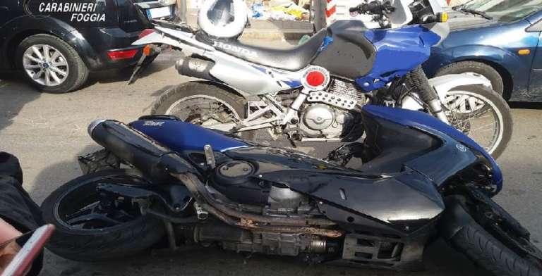 PER EVITARE CONTROLLI SCAGLIA MOTO CONTRO CARABINIERI