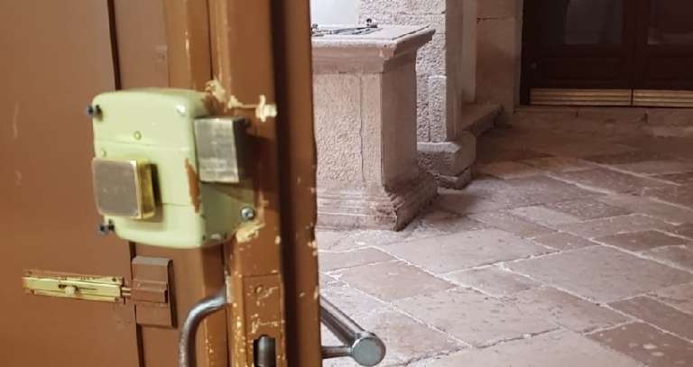 GLI UFFICI DEL COMUNE DI SAN NICANDRO ANCORA NEL MIRINO DEL VANDALISMO
