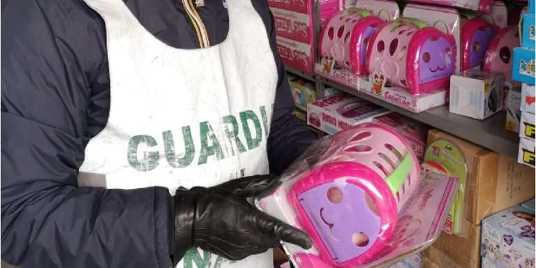 FINANZA: SEQUESTRATI 7.000 PRODOTTI PIROTECNICI E OLTRE 300 GIOCATTOLI PERICOLOSI