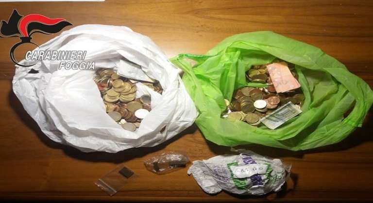 SORPRESI A SPACCIARE HASHISH, IN TASCA AVEVANO I SOLDI RUBATI ALLA PARROCCHIA