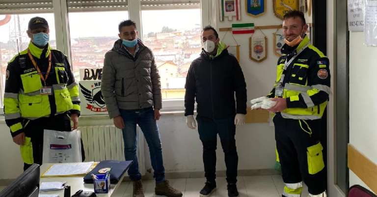 SAN NICANDRO, DISTRIBUITE MASCHERINE ALL’ECOCENTRO, ALL’AVERS, AI CARABINIERI E SUPERMERCATI