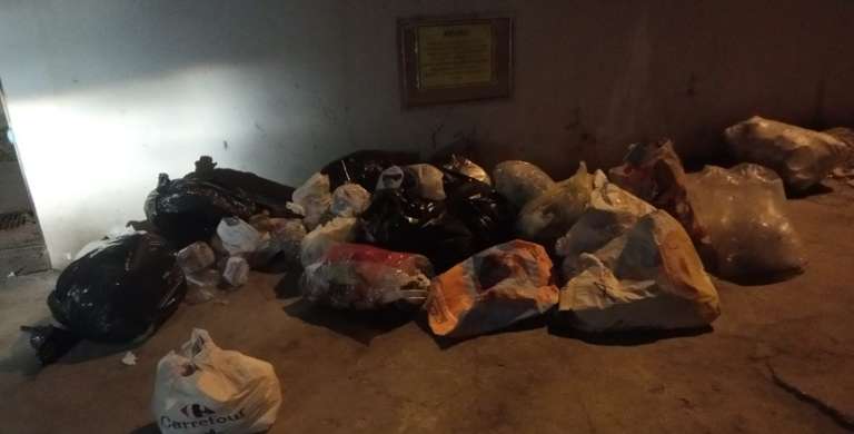 ECOCENTRO DI SAN NICANDRO, NONOSTANTE MULTE E CARTELLI ANCORA CUMULI DI IMMONDIZIA