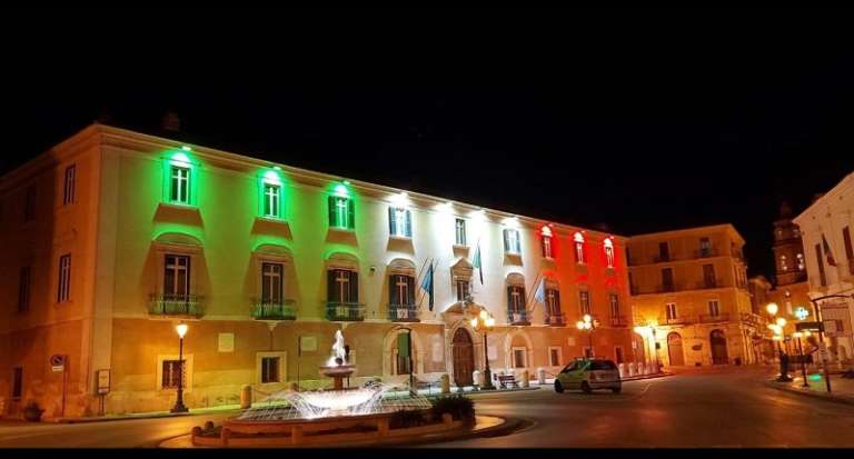 Il TRICOLORE ILLUMINA PALAZZO DOGANA SEDE DELLA PROVINCIA DI FOGGIA
