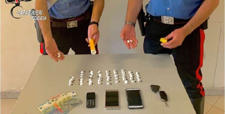SORPRESI IN PIENO CENTRO CON 52 DOSI DI COCAINA, ARRESTATI