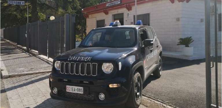 CARABINIERI INTERCETTANO 4 LADRI CON LE MANI SUL FATTO E UOMO CON COLTELLI A SERRAMANICO