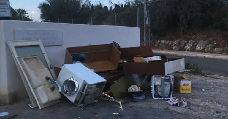 SAN NICANDRO, ANCORA RIFIUTI LASCIATI FUORI L’ECOCENTRO