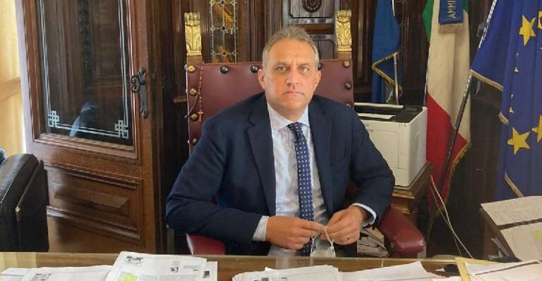 IL PRESIDENTE DELLA PROVINCIA, NICOLA GATTA, RASSEGNA LE DIMISSIONI. 20 GIORNI PER IL LORO RITIRO