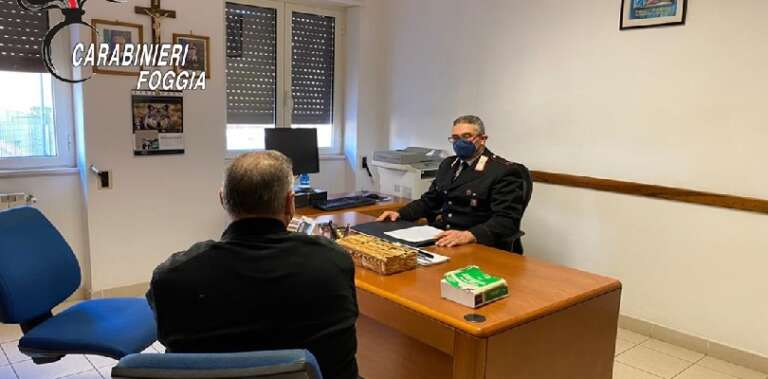 FINGE DI CONOSCERE ANZIANO PROFESSORE PER DERUBARLO, ARRESTATO