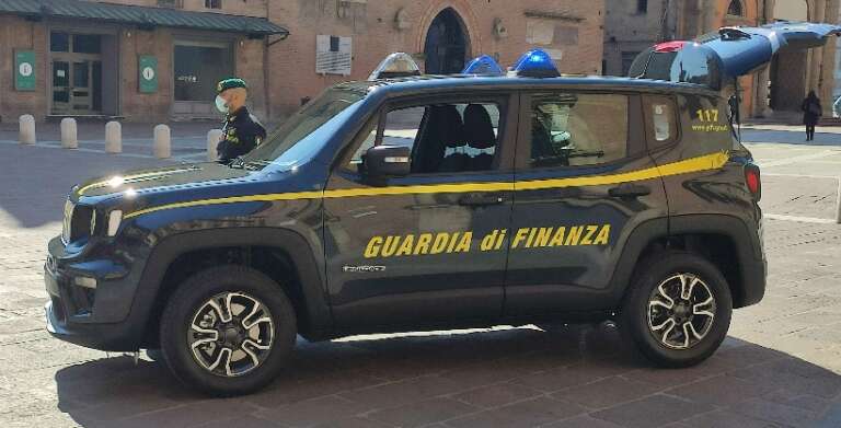 GDF FOGGIA: SPACCIO DI DROGA IN DUE CIRCOLI RICREATIVI, 10 ARRESTI