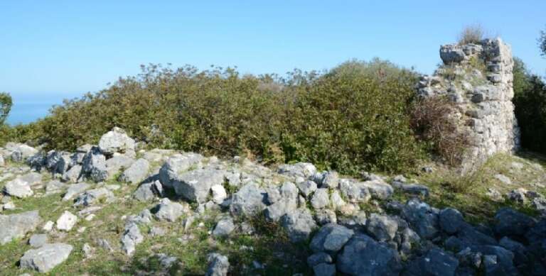 I RESTI DI UNA CHIESA MEDIEVALE SU MONTE PUCCI (PESCHICI)?