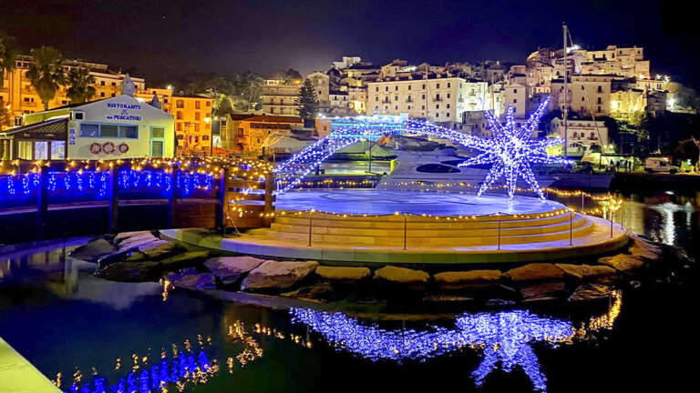 RODI GARGANICO, UNA GRANDE STELLA ILLUMINA IL PORTO TURISTICO DI RODI GARGANICO