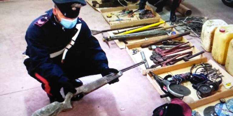 CARABINIERI SETACCIANO LE CAMPAGNE: RECUPERATE AUTO RUBATE E ARNESI DA SCASSO CARABINIERI SETACCIANO LE CAMPAGNE: RECUPERATE AUTO RUBATE E ARNESI DA SCASSO