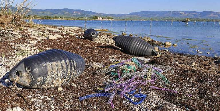 GLI ATTREZZI DA PESCA IN PLASTICA INVADONO LA COSTA ADRIATICA NORD DEL GARGANO