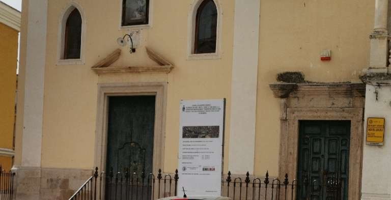 CHIESA DEI MORTI, IL CONTRASTO TRA IL SACRO E IL PROFANO